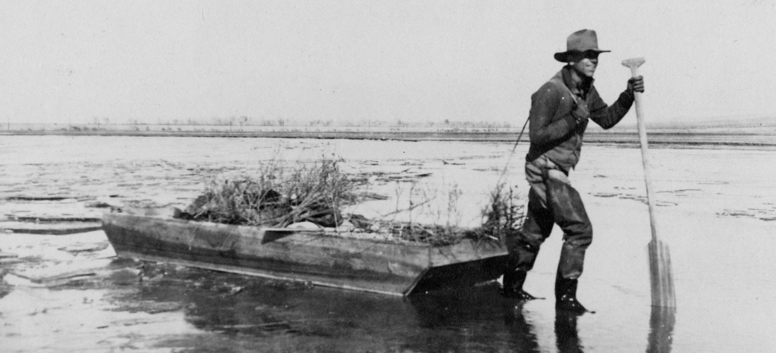 Leopold pulling a raft in Rio Grande for hunting